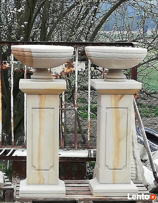 Kolumny z donicami z piaskowca - kamień naturalny.