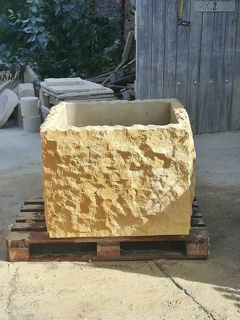 Architektura budowlana i ogrodowa z piaskowca kamienia