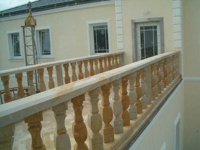 Architektura budowlana i ogrodowa z piaskowca kamienia