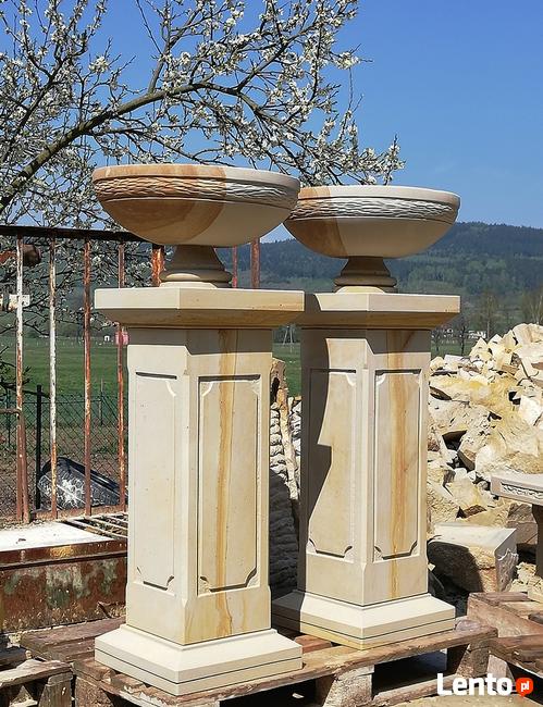 Kolumny z donicami z piaskowca - kamień naturalny.