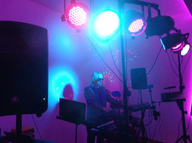 DJ prezenter oraz muzyk grający śpiewający - jedna osoba