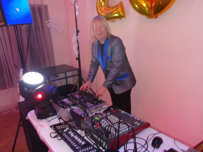 DJ prezenter oraz muzyk grający śpiewający - jedna osoba