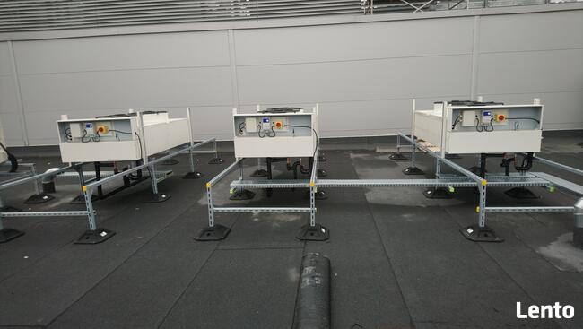 Monter serwisant systemów klimatyzacji.