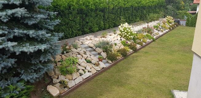 Murek w ogrodzie z kamienia naturalnego