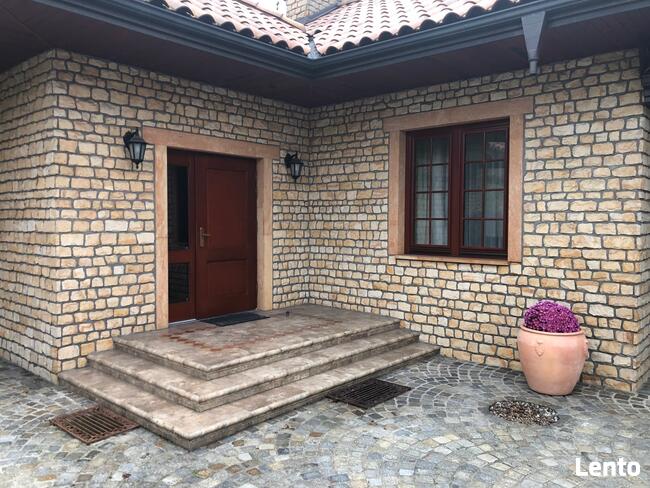 płytki z kamienia na ociepleniu