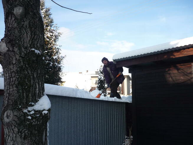 Pomoc przy odśnieżaniu sniegu z dachy garaże wiaty