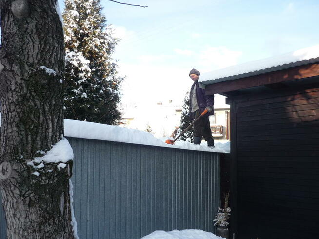 Pomoc przy odśnieżaniu sniegu z dachy garaże wiaty