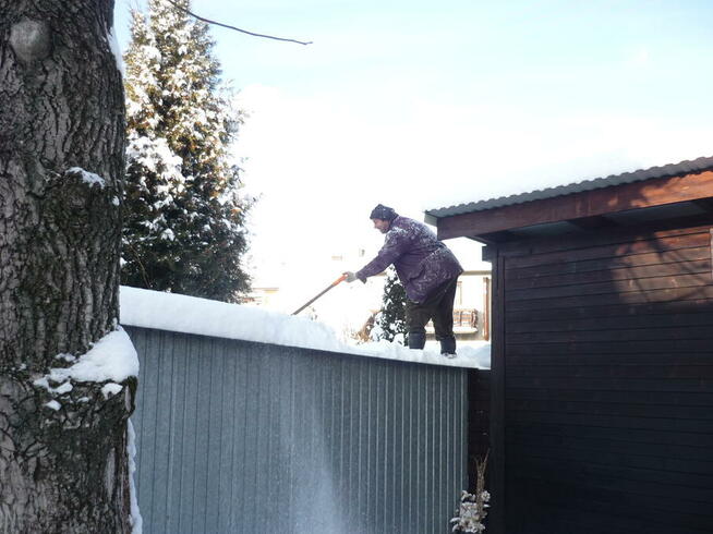 Pomoc przy odśnieżaniu sniegu z dachy garaże wiaty