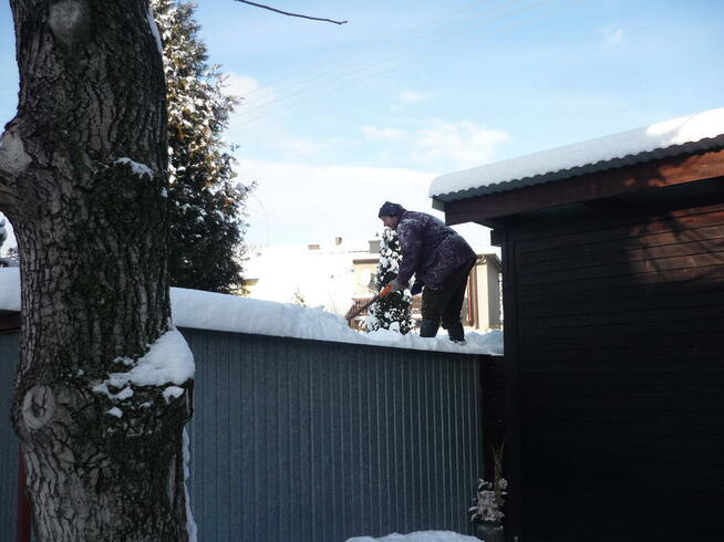 Pomoc przy odśnieżaniu sniegu z dachy garaże wiaty