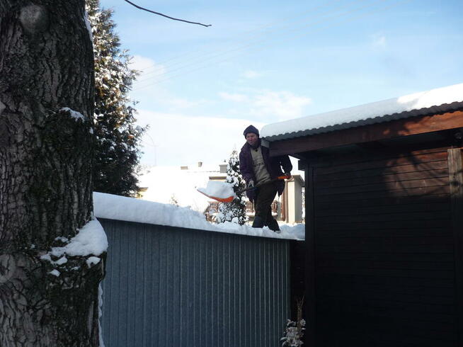 Pomoc przy odśnieżaniu sniegu z dachy garaże wiaty