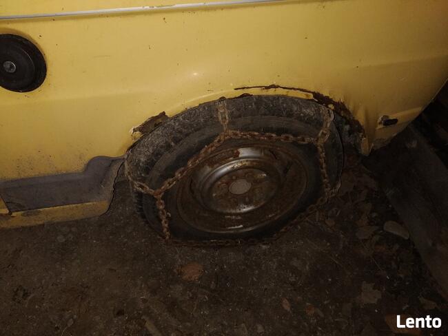 Maluch z pługiem śnieżnym