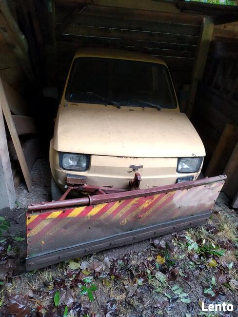 Maluch z pługiem śnieżnym