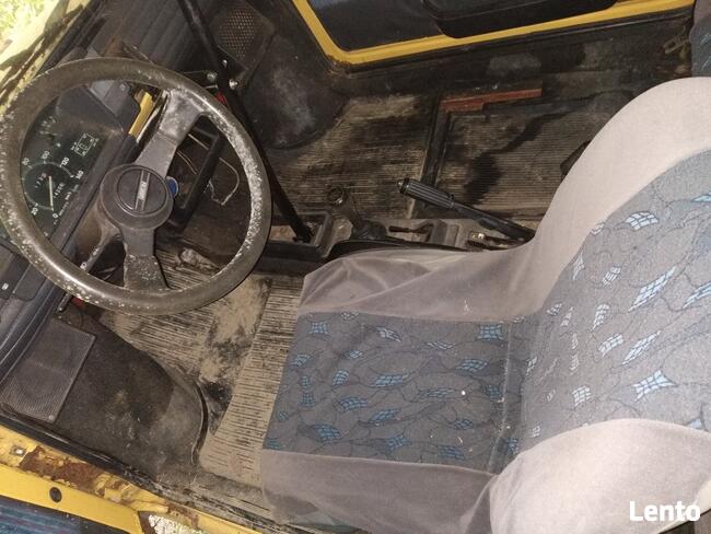 Maluch z pługiem śnieżnym