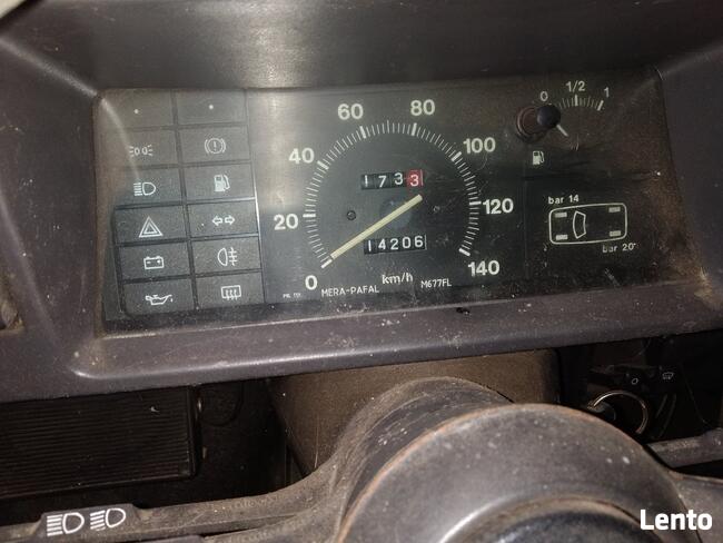 Maluch z pługiem śnieżnym