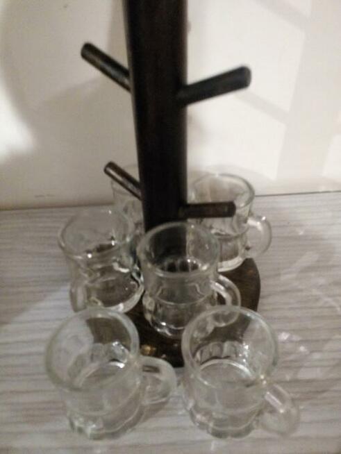 Stare niemieckie kieliszki karczmiaki na stojaku