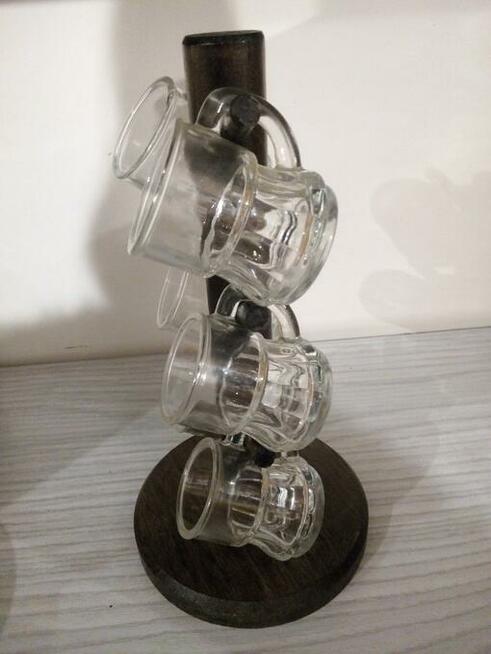 Stare niemieckie kieliszki karczmiaki na stojaku