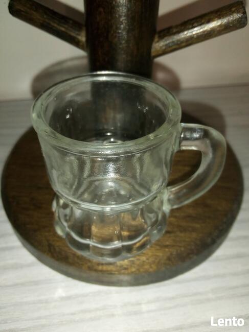 Stare niemieckie kieliszki karczmiaki na stojaku