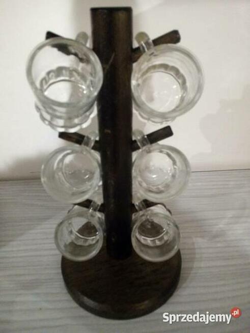 Stare niemieckie kieliszki karczmiaki na stojaku