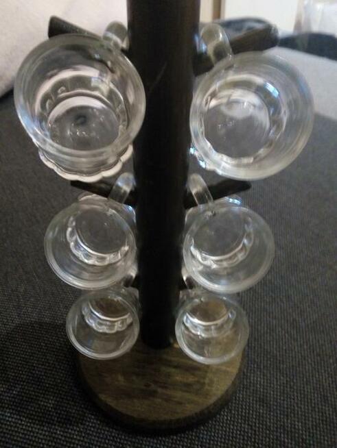 Stare niemieckie kieliszki karczmiaki na stojaku