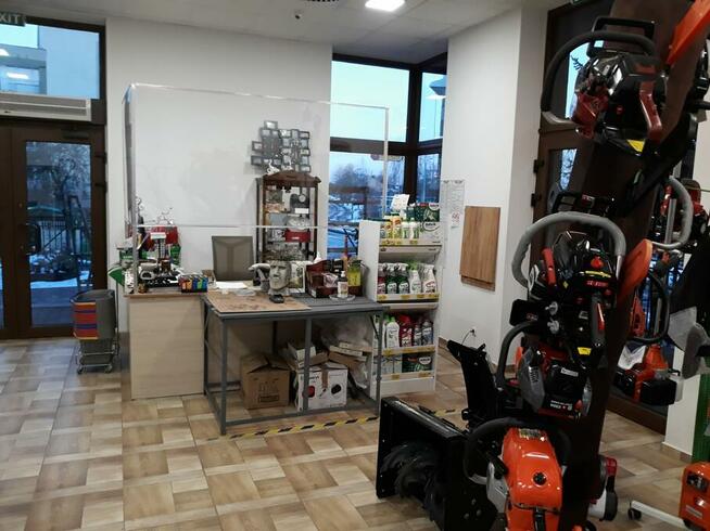 Sprzedawca w sklepie ogrodniczym