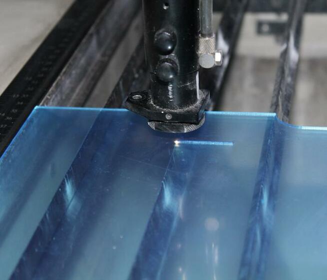 Cięcie pleksi do wymiaru, Usługa na powierzonych materiałach