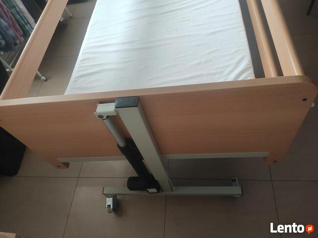 Łóżko rehabilitacyjne, sterowane pilotem + materac, wysięgni