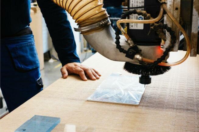 CNC usługi frezowania, cięcia na powierzonym materiale