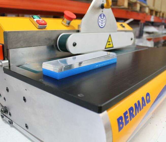 Cięcie pleksi do wymiaru, Usługa na powierzonych materiałach