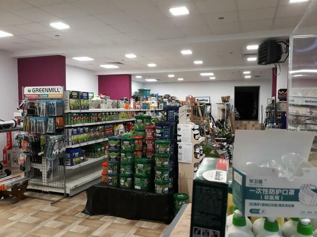 Sprzedawca w sklepie ogrodniczym