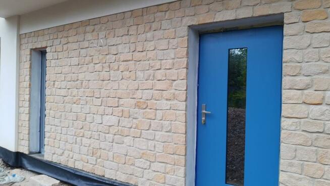 Materiały dekoracyjny na elewacje domu pod czerwony dach