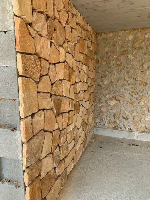 Ściany elewacje domu budynku pokrytego strzechą