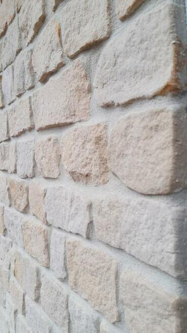 Materiały dekoracyjny na elewacje domu pod czerwony dach