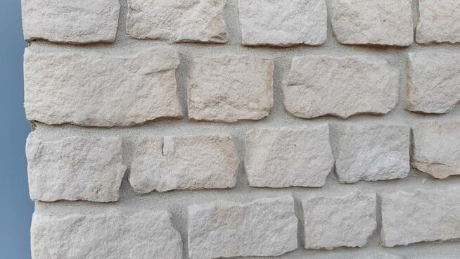 Materiały dekoracyjny na elewacje domu pod czerwony dach