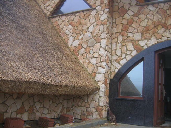 Ściany elewacje domu budynku pokrytego strzechą