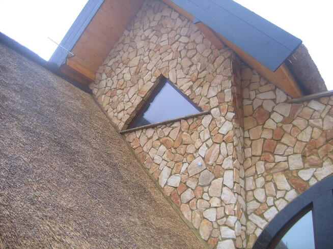 Ściany elewacje domu budynku pokrytego strzechą