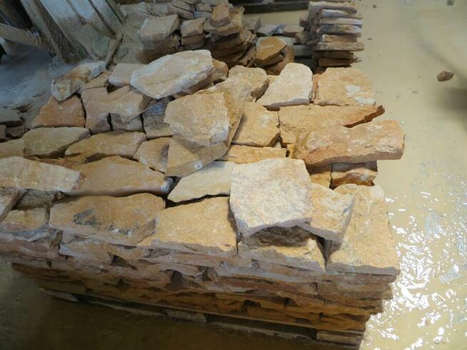 Ściany elewacje domu budynku pokrytego strzechą