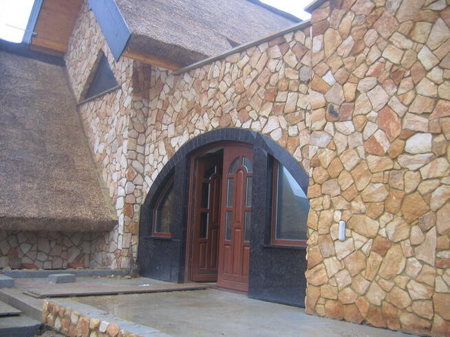 Ściany elewacje domu budynku pokrytego strzechą