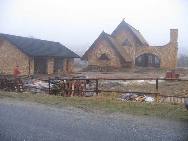 Ściany elewacje domu budynku pokrytego strzechą