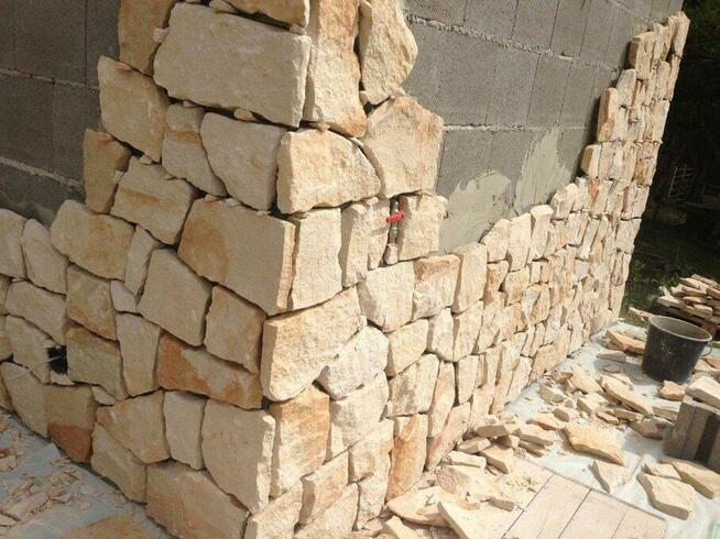 Ściany elewacje domu budynku pokrytego strzechą