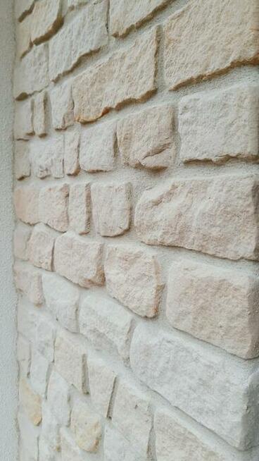 Materiały dekoracyjny na elewacje domu pod czerwony dach