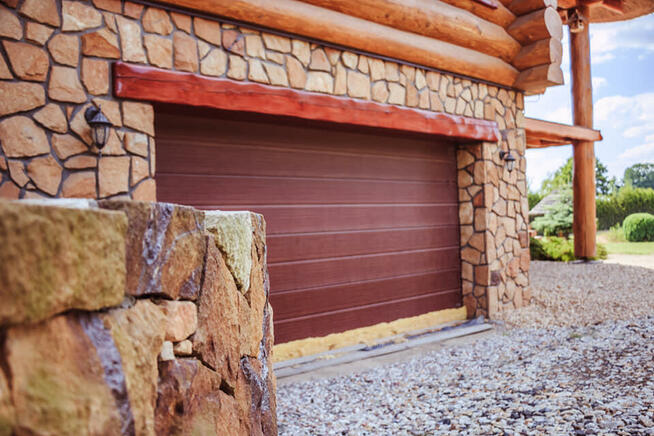 Ściany elewacje domu budynku pokrytego strzechą