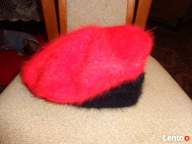 Czerwony beret z angory z paskiem nowy