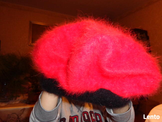 Czerwony beret z angory z paskiem nowy