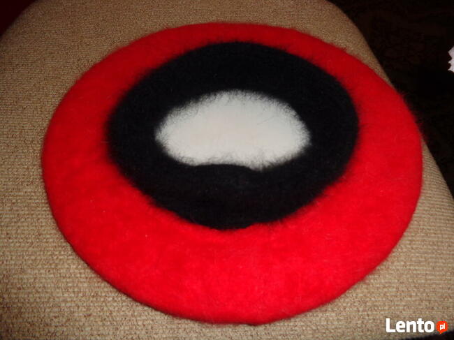 Czerwony beret z angory z paskiem nowy