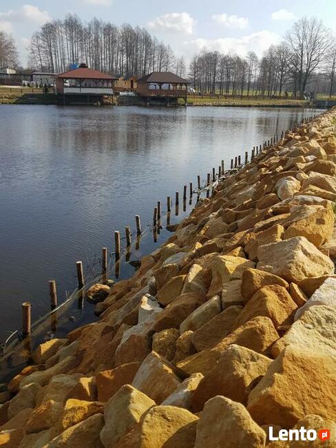 skarpy stawu rybnego