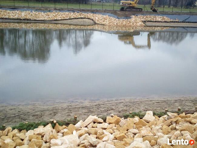 Kamień łamany na skarpy stawu łowiska zbiornika retencyjnego