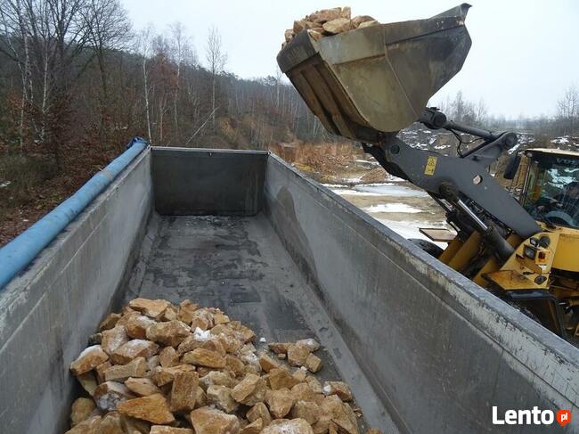 Kamień łamany na skarpy stawu łowiska zbiornika retencyjnego