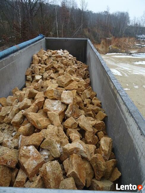 Kamień łamany na skarpy stawu łowiska zbiornika retencyjnego