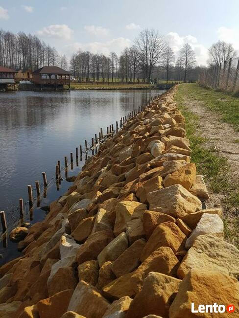 Kamień łamany na skarpy stawu łowiska zbiornika retencyjnego