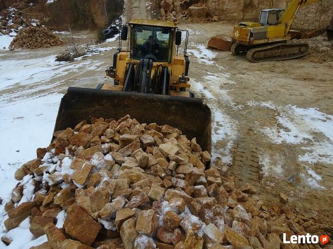 Kamień łamany na skarpy stawu łowiska zbiornika retencyjnego